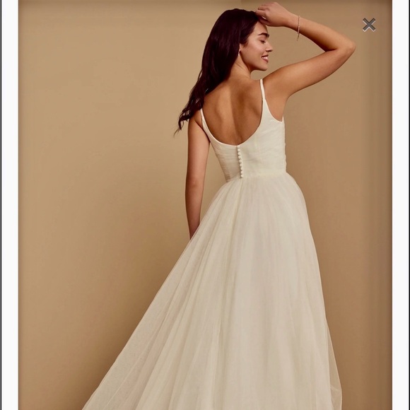 Elegant Ivory Spaghetti-Strap Tulle Wedding Gown - Picture 4 of 16